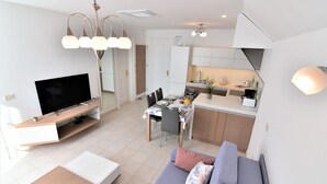 A modern apartment with a living room, dining area, and kitchen. - Vila Ključe Apartments Bled (Bled)