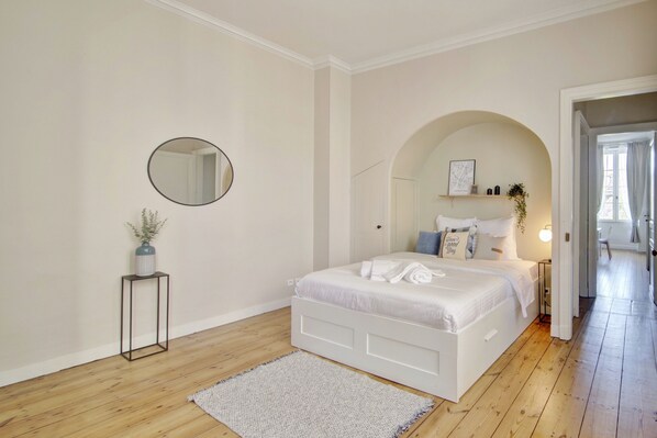 4 bedrooms, iron/ironing board, free WiFi, bed sheets