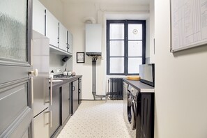 Fridge, microwave, oven, dishwasher - Sous Le Cèdre - Un cocon de charme au cœur de Nantes (Nantes)