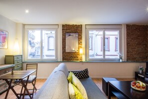 Télévision, lecteur de DVD, chaîne hi-fi, espaces bureaux