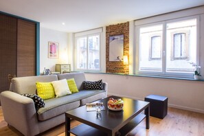 Télévision, lecteur de DVD, chaîne hi-fi, espaces bureaux