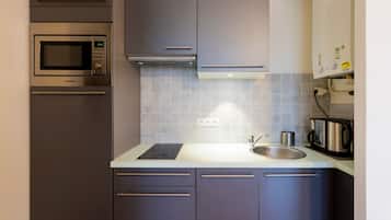 Een koelkast, een microgolfoven, een vaatwasser