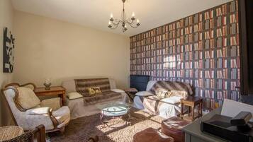 Télévision, cheminée, chaßne hi-fi