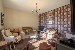 TV, fireplace, stereo