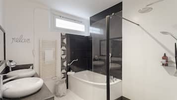 SĂšche-cheveux, serviettes fournies