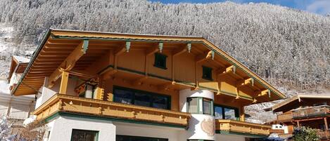 Vista frontal de la propiedad