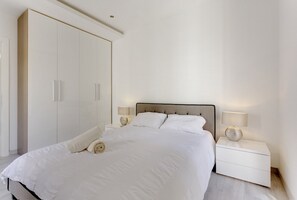 1 bedroom, iron/ironing board, free internet, bed sheets - Splendid Apartment, Steps Away from the Sea (Sliema)
