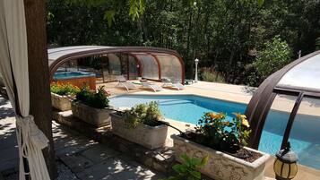 Piscine extérieure, chaises longues