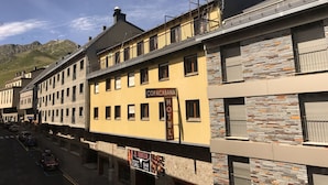 Et hotel med et skilt, der viser "COPACABANA HOTEL", og et skilt for restaurant/bar nedenunder.