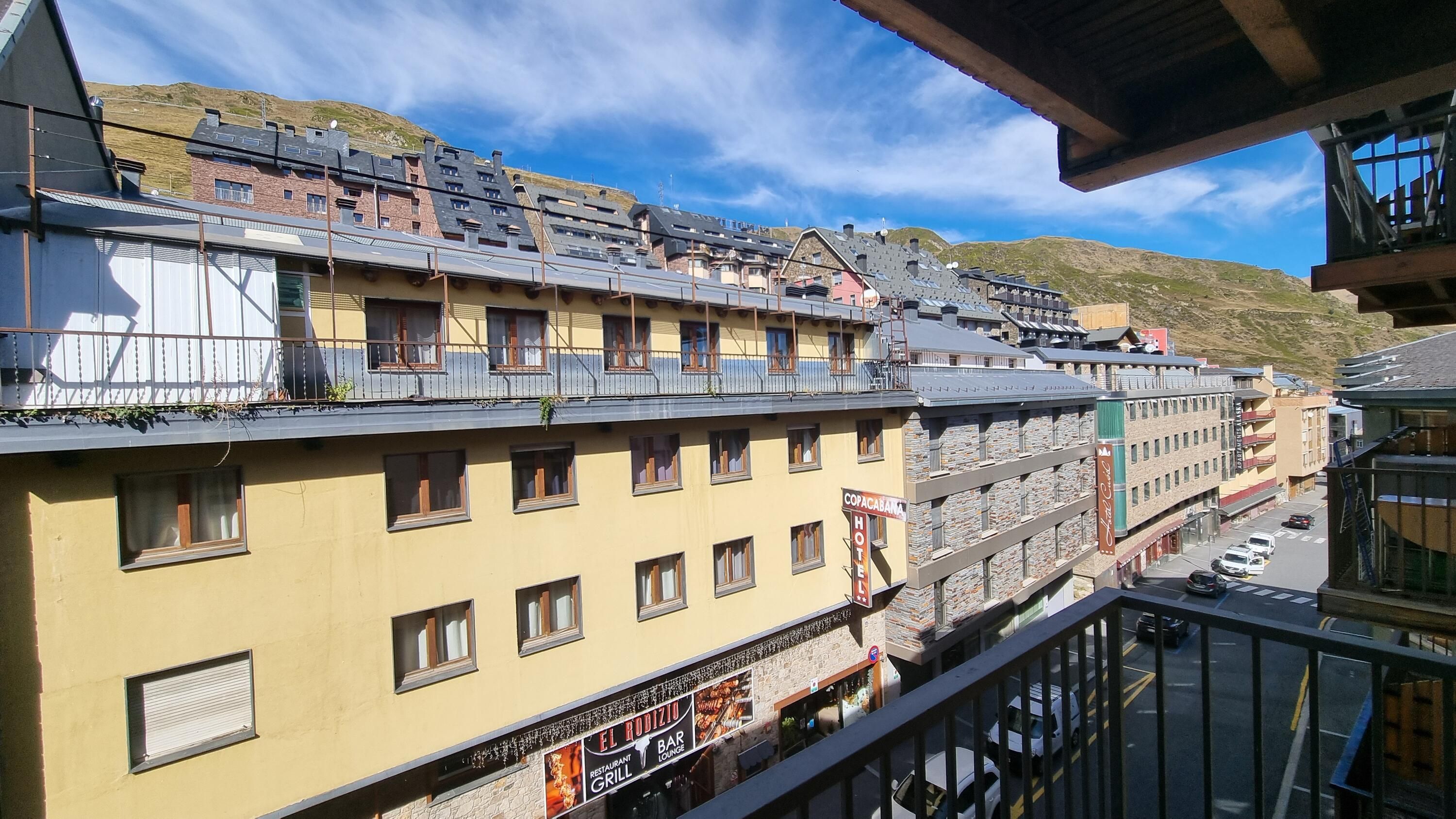 Un hotel con diversi piani, balconi e un ristorante chiamato 'El Rodizio'.