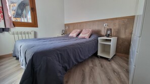 A bedroom with a bed, nightstands, a dresser, and a radiator. - GRIZZLY 106- apt 1 hab -balco- 10 m piste- Pas de la Casa 005794 (Pas de la Casa)