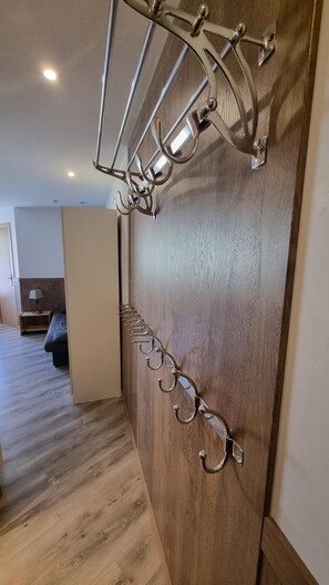 A wooden door with a metal coat rack and hooks. - GRIZZLY 106- apt 1 hab -balco- 10 m piste- Pas de la Casa 005794 (Pas de la Casa)