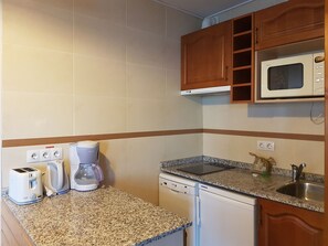 ثلاجة، ميكروويف، غسالة أطباق، ماكينة لصنع القهوة/الشاي