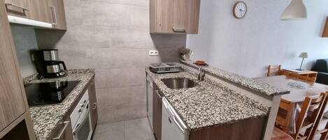 KĂŒhlschrank, Mikrowelle, Ofen, GeschirrspĂŒler