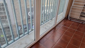 A room with a large window, a metal rack, and a tiled floor. - 505 SKY -Apt 1 hab- 4 pers-Pas de la Casa-10 m pistes -005632 (PAS DE LA CASA)
