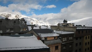 A snow-covered mountain with buildings in the foreground. - 505 SKY -Apt 1 hab- 4 pers-Pas de la Casa-10 m pistes -005632 (PAS DE LA CASA)