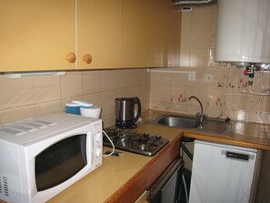 ثلاجة، ماكينة لصنع القهوة/الشاي، محمصة خبز، مستلزمات طهي/أطباق/أوعية