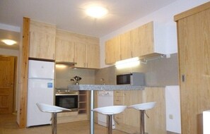 Kjøleskap, mikrobølgeovn, ovn og oppvaskmaskin