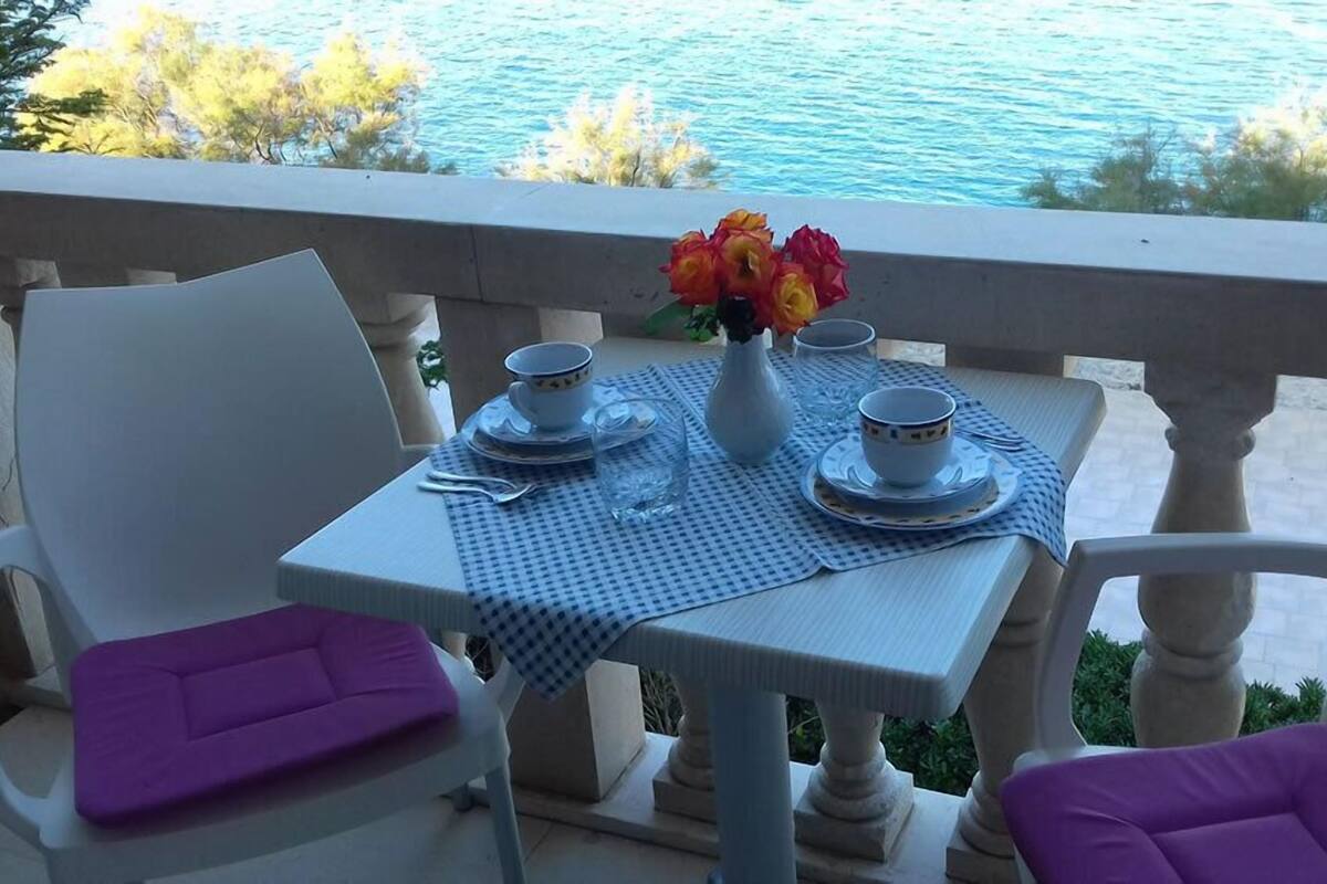 1 - Room Apartment with Front- Balcony and Sea View | Coin séjour
