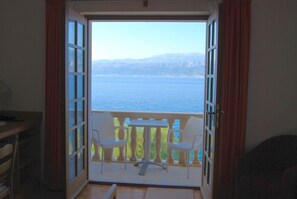 2 - Room Apartment with Front - Balcony and Sea View | Oppholdsområde | En 58-tommers Flatskjerm-TV med Parabol-TV samt TV og bordtennis