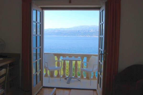 2 - Room Apartment with Front - Balcony and Sea View | Vardagsrum | 58-tums platt-tv med satellitkanaler, tv och ett bordtennisbord