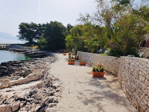 Privat strand, solstolar, parasoller och snorkling