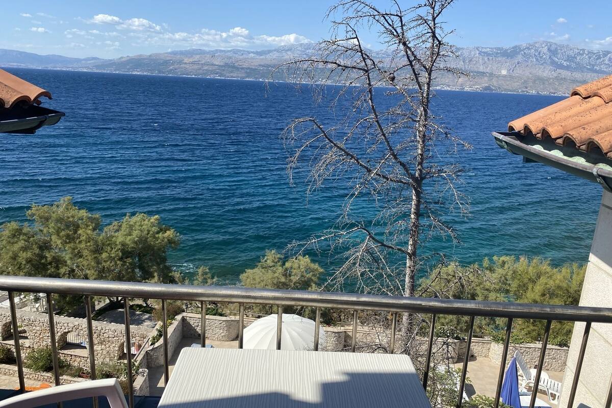 Apartment with Small Balcony and Sea View | Coin séjour