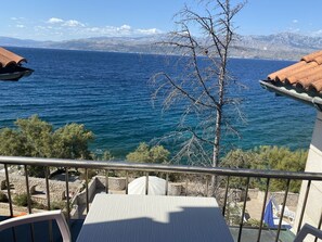 Apartment with Small Balcony and Sea View | Living area | 58-inch flat-screen TV with satellite channels, TV, ping pong - Apartmenthaus Punta (Supetar)