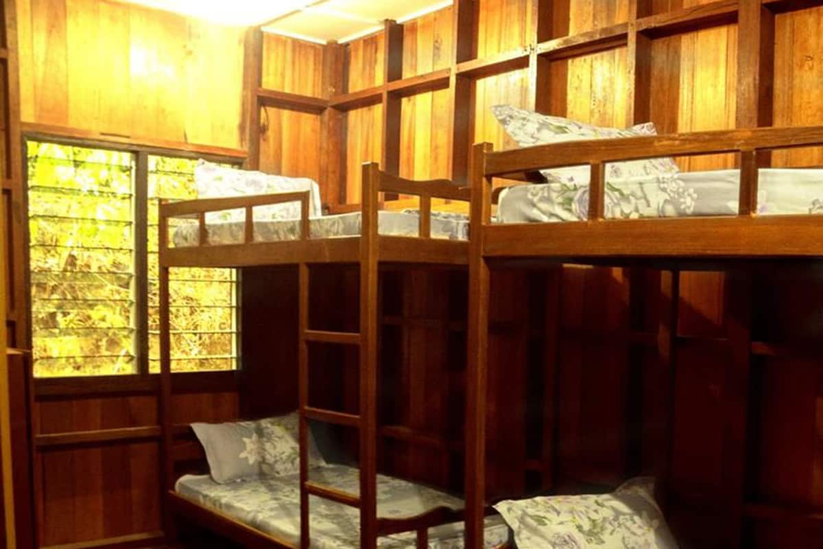 Une chambre avec des lits superposés et une petite table.