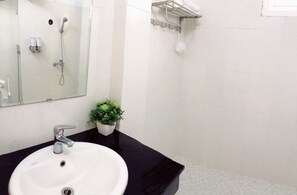 Standardzimmer, Balkon | Badezimmer | Dusche, kostenlose Toilettenartikel, Haartrockner, Hausschuhe