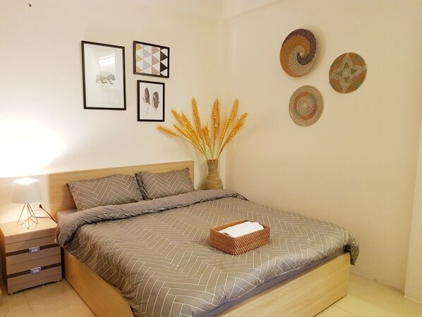 Habitación básica | Minibar, tabla de planchar con plancha, wifi gratis y ropa de cama 