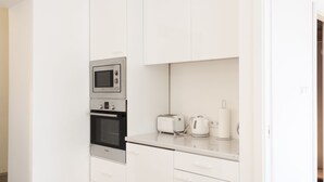 Apartment | Private kitchen | Coffee/tea maker, fridge, microwave, oven - KrakowRentals - Snow White Apartment (Kraków)