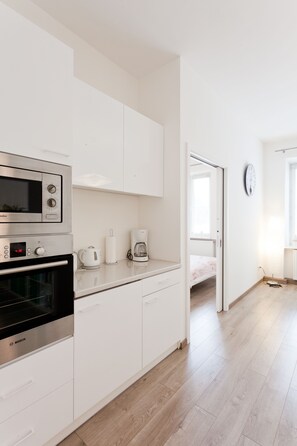 Appartement | Cuisine privée | Réfrigérateur, four à micro-ondes, un four, surface de cuisson