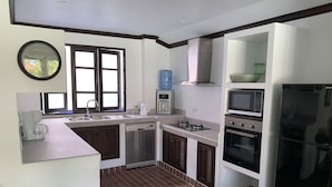 2 Bedrooms with Private Pool Villa | 전용 주방 | 대용량 냉장고, 전자레인지, 오븐, 쿡탑