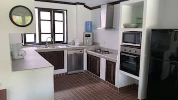2 Bedrooms with Private Pool Villa | Eget kjøkken | Kjøleskap, mikrobølgeovn, ovn og kokeplater