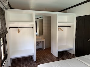 2 bedrooms, individually decorated, individually furnished, desk - Khamin Pool Villa (Koh Samui)