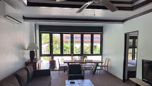 2 Bedrooms with Private Pool Villa | 거실 | 케이블 채널 시청이 가능한 49인치 스마트 TV, TV, 넷플릭스
