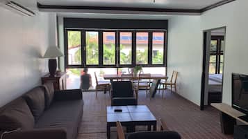 2 Bedrooms with Private Pool Villa | Oppholdsrom | En 49-tommers smart-TV med kabel-kanaler samt TV og Netflix