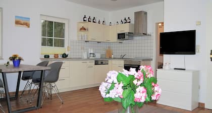 Wald- und strandnahe Ferienwohnung mit Terrasse, Haustiere gestattet, WLAN