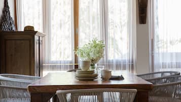 3 Bedrooms Villa | In-room dining