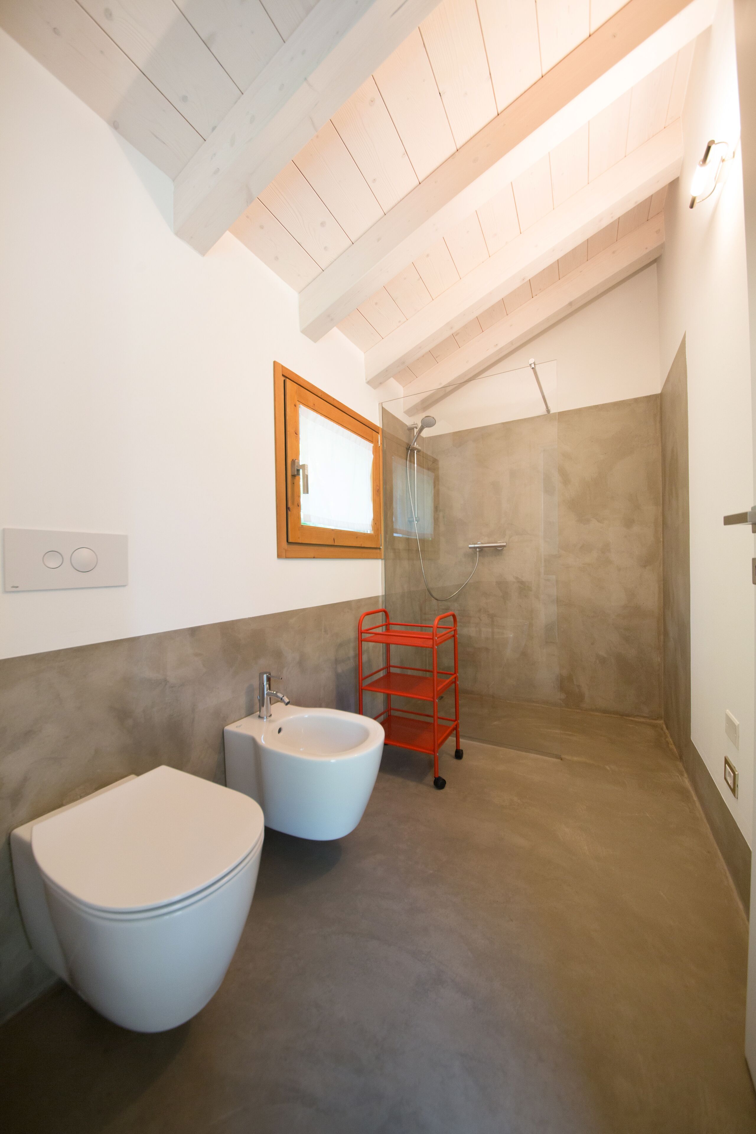Douche, sèche-cheveux, bidet, serviettes fournies