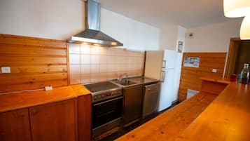 Frigorífico, microondas, horno y placa de cocina