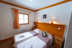 8 chambres, coffre-fort, fer et planche à repasser