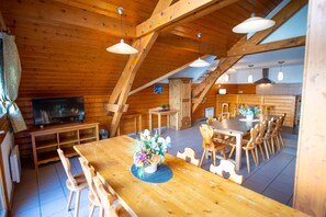 Dining - Oz/Alpe d'Huez 200m slopes, up to 25pers, Jacuzzi, rooms with bathroom (Oz-en-Oisans)