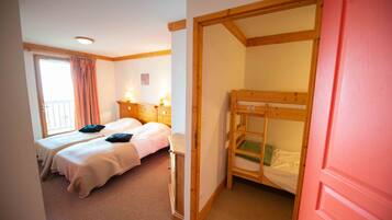 8 chambres, coffres-forts dans les chambres, fer et planche Ă repasser