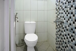 Deluxe Double Room | Bathroom | Shower, free toiletries, bidet, towels - OYO 1185 Sachila Residence Syariah (Padang)