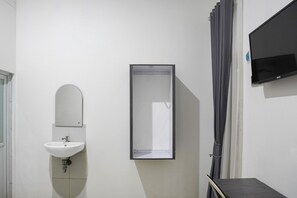 Deluxe-Suite | Badezimmer | Dusche, kostenlose Toilettenartikel, Bidet, Handtücher