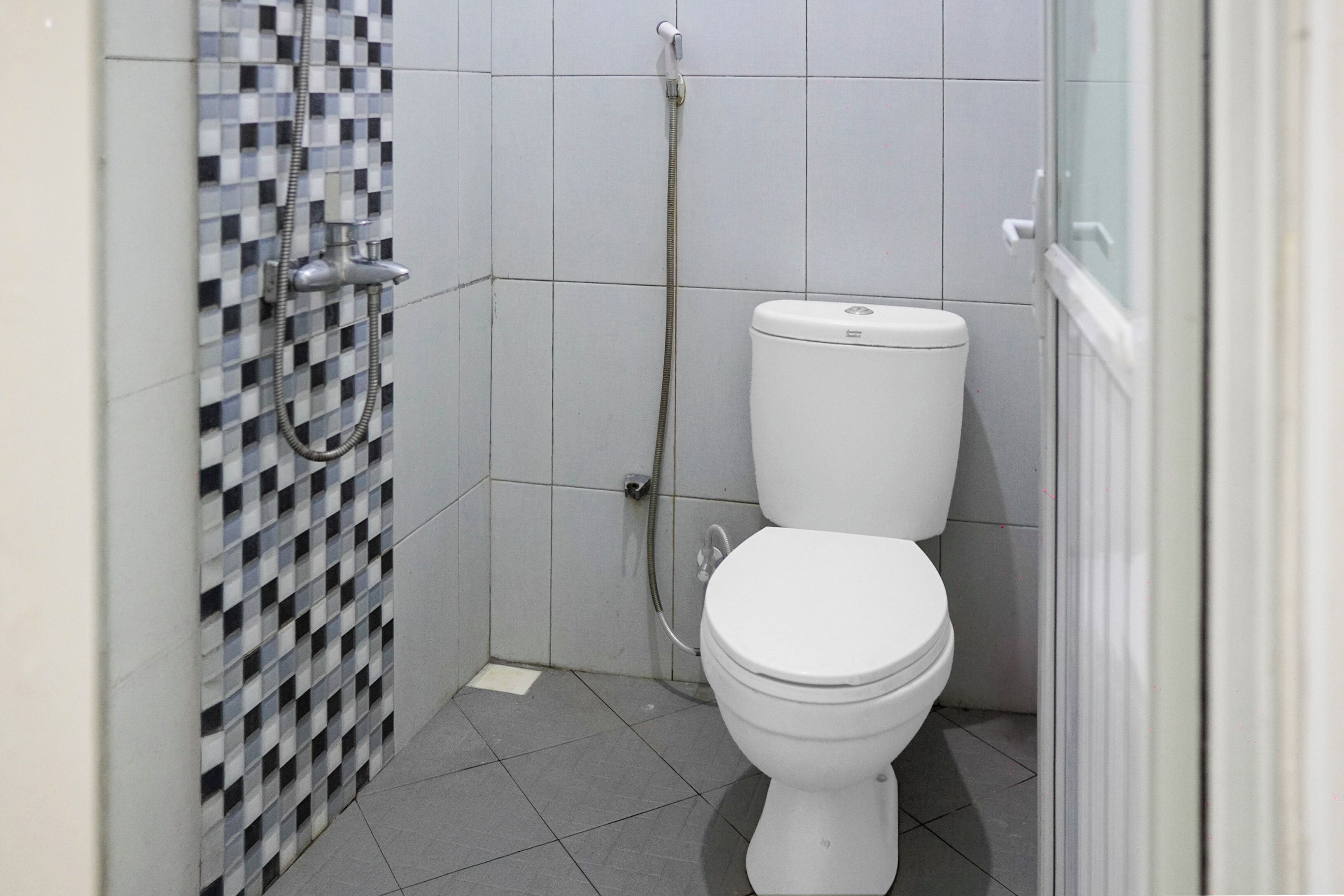 Ducha, artículos de tocador gratuitos, bidet, toallas