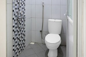 Standard Double Room | Bathroom | Shower, free toiletries, bidet, towels - OYO 1185 Sachila Residence Syariah (Padang)