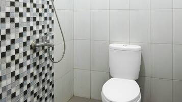 Kamar Twin Superior | Kamar mandi | Shower, perlengkapan mandi gratis, kloset, dan handuk